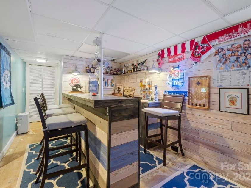 81 21st Avenue, Hickory, NC 28601.  MLS# CAR4266228, YatesRealty ID 23188. 