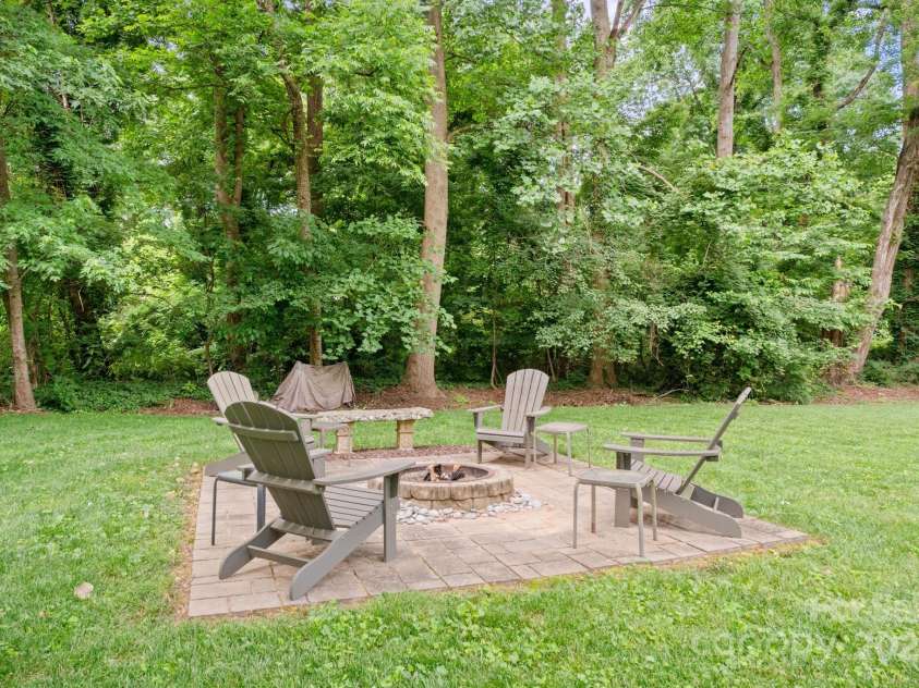 81 21st Avenue, Hickory, NC 28601.  MLS# CAR4266228, YatesRealty ID 23188. 