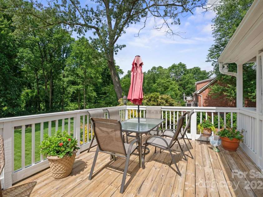 81 21st Avenue, Hickory, NC 28601.  MLS# CAR4266228, YatesRealty ID 23188. 