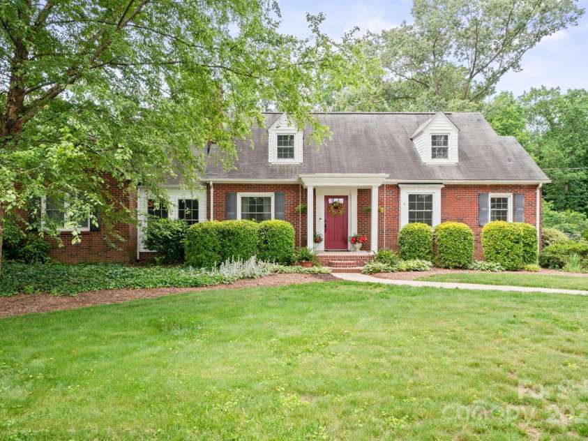 81 21st Avenue, Hickory, NC 28601.  MLS# CAR4266228, YatesRealty ID 23188. 