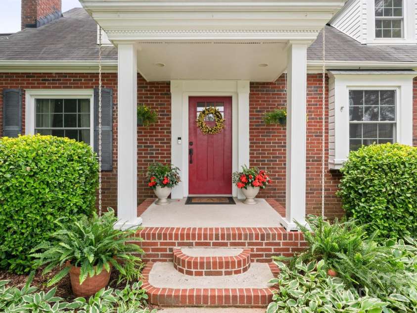 81 21st Avenue, Hickory, NC 28601.  MLS# CAR4266228, YatesRealty ID 23188. 