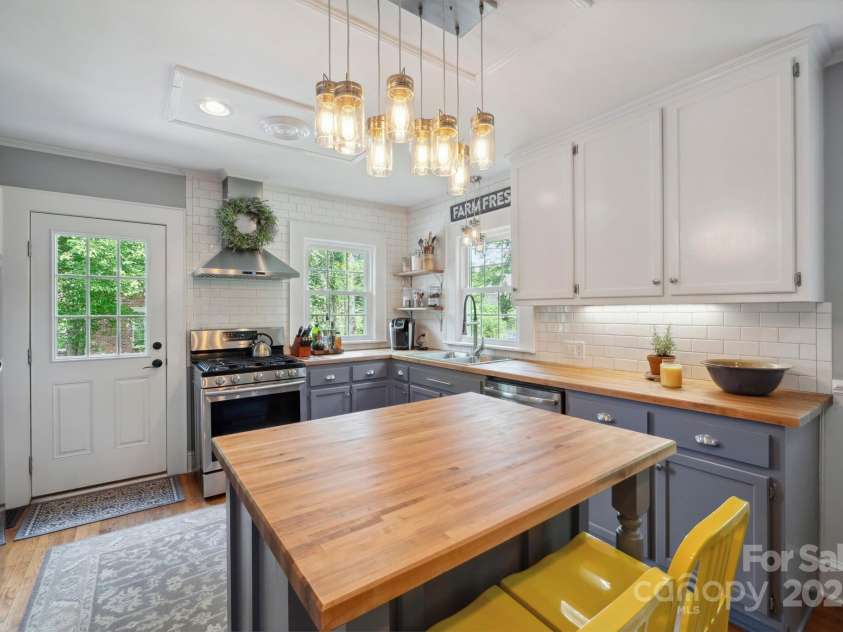 81 21st Avenue, Hickory, NC 28601.  MLS# CAR4266228, YatesRealty ID 23188. 