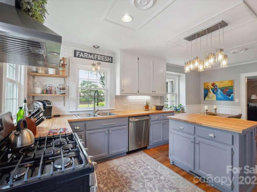 81 21st Avenue, Hickory, NC 28601.  MLS# CAR4266228, YatesRealty ID 23188. 