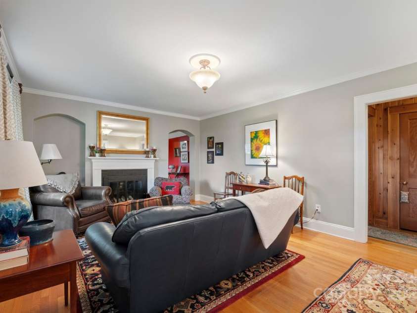 81 21st Avenue, Hickory, NC 28601.  MLS# CAR4266228, YatesRealty ID 23188. 