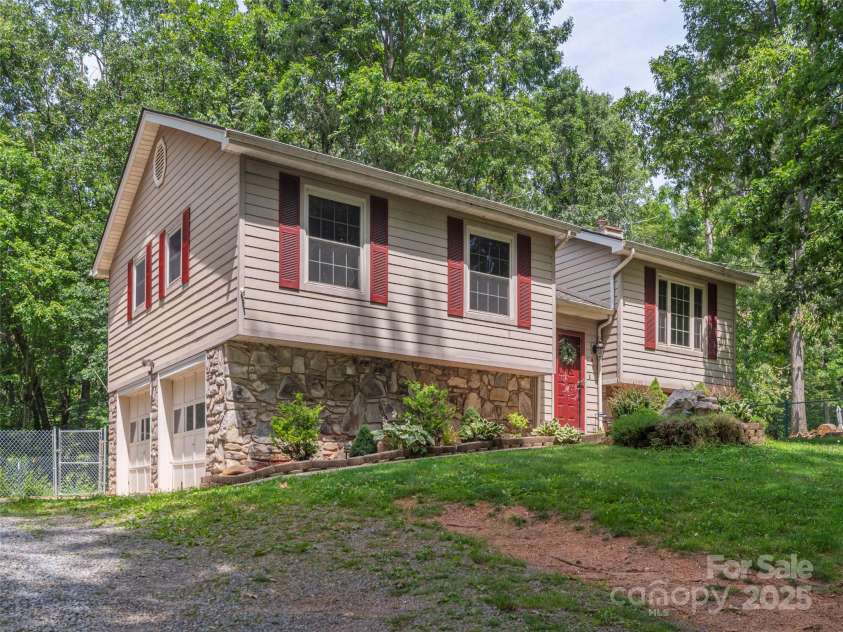 623 Nellie John Drive, Clyde, NC 28721.  MLS# CAR4271648, YatesRealty ID 23189. 