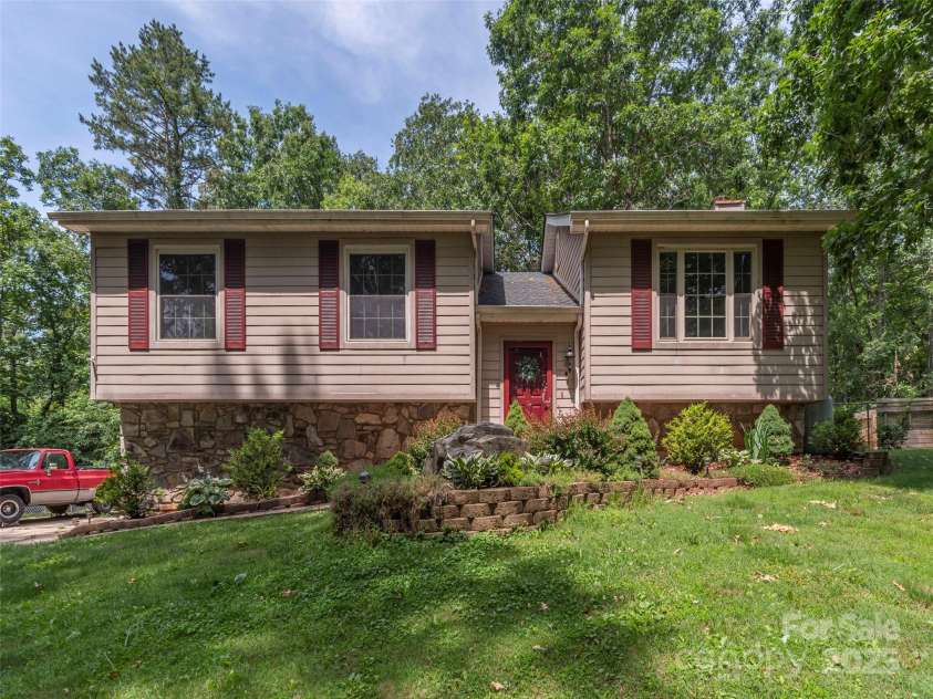 623 Nellie John Drive, Clyde, NC 28721.  MLS# CAR4271648, YatesRealty ID 23189. 