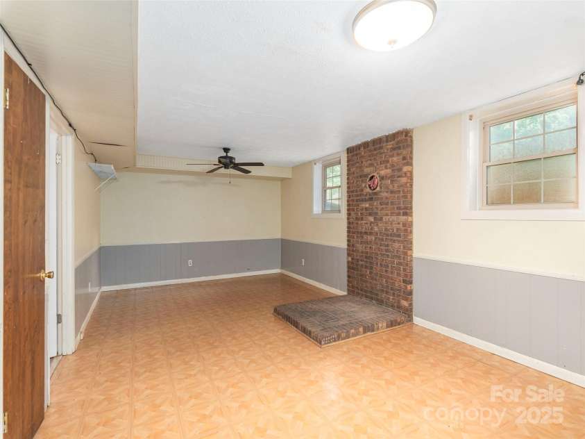 623 Nellie John Drive, Clyde, NC 28721.  MLS# CAR4271648, YatesRealty ID 23189. 