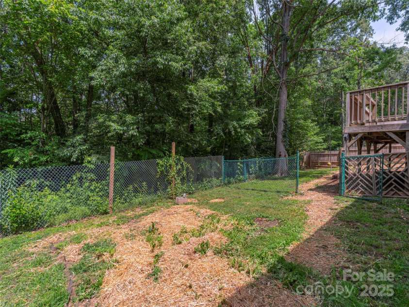 623 Nellie John Drive, Clyde, NC 28721.  MLS# CAR4271648, YatesRealty ID 23189. 