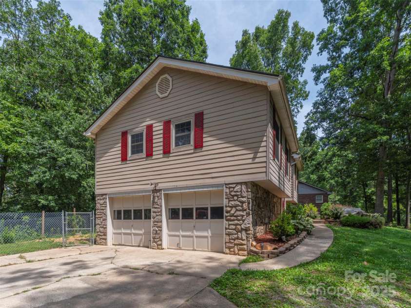 623 Nellie John Drive, Clyde, NC 28721.  MLS# CAR4271648, YatesRealty ID 23189. 