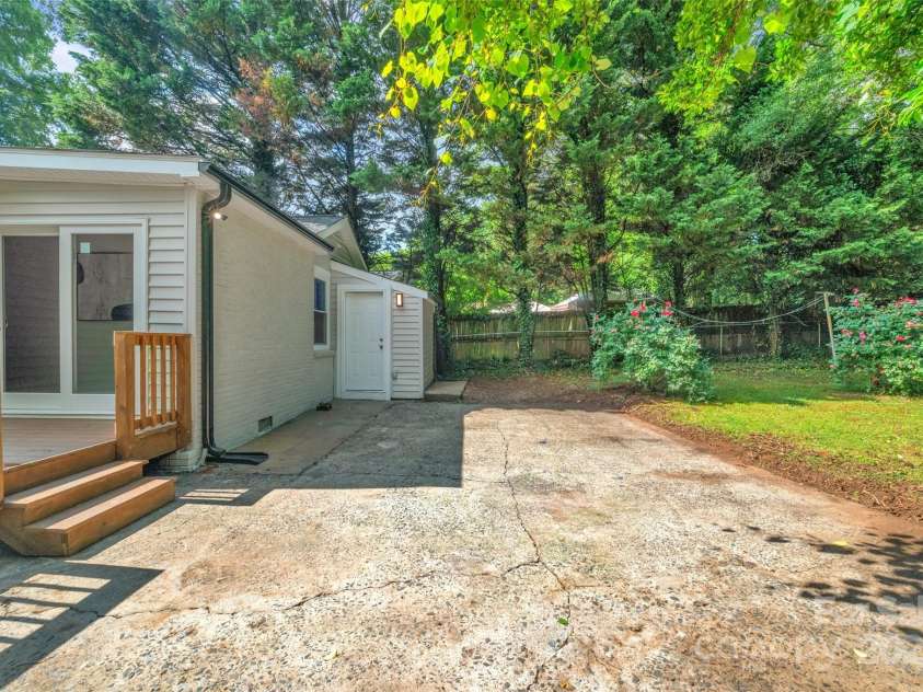 1829 Jennings Street, Charlotte, NC 28216.  MLS# CAR4257528, YatesRealty ID 23190. 
