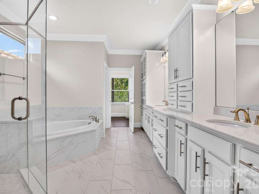 13030 Fen Court, Huntersville, NC 28078.  MLS# CAR4399208, YatesRealty ID 23196. PRIMARY BATH
