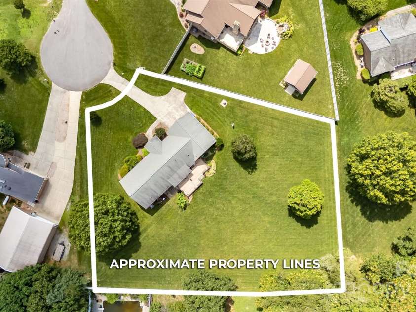 139 Hardwick Drive, Mooresville, NC 28115.  MLS# CAR4270684, YatesRealty ID 23196. Huge yard, sellers says there is room for a pool!