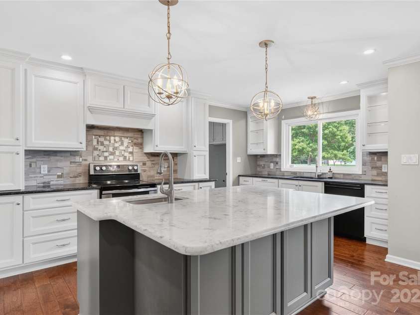 139 Hardwick Drive, Mooresville, NC 28115.  MLS# CAR4270684, YatesRealty ID 23196. Stunning, updated kitchen!