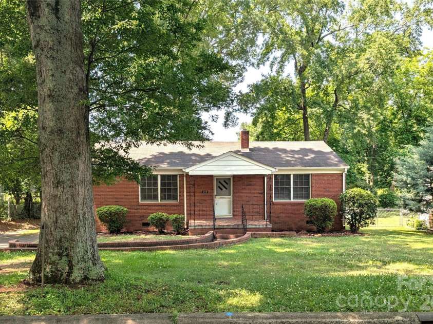 309 Fannie Circle, Charlotte, NC 28205.  MLS# CAR4270768, YatesRealty ID 23197. 