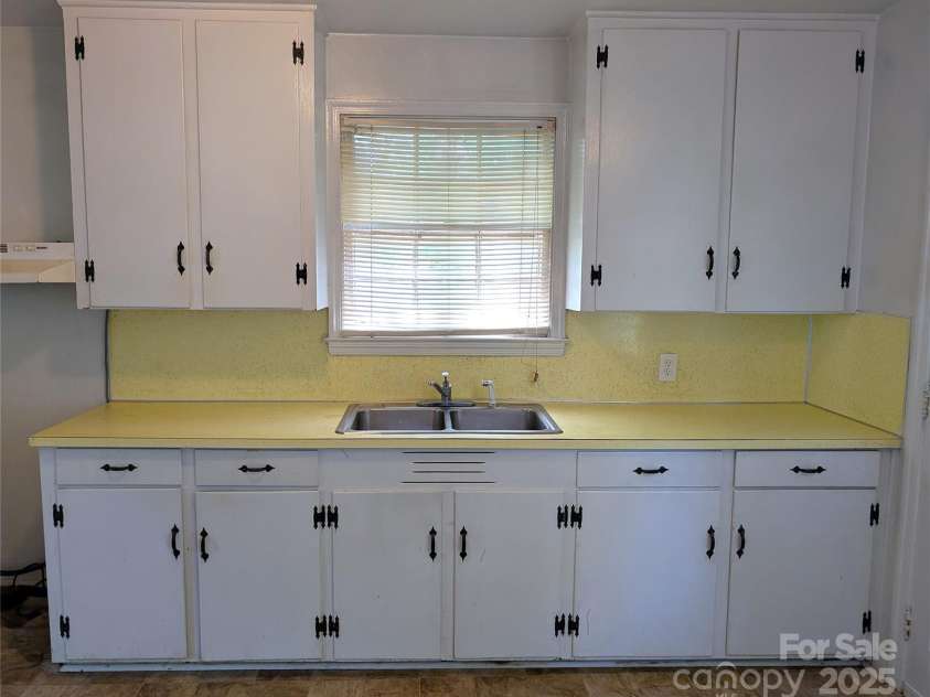 309 Fannie Circle, Charlotte, NC 28205.  MLS# CAR4270768, YatesRealty ID 23197. 