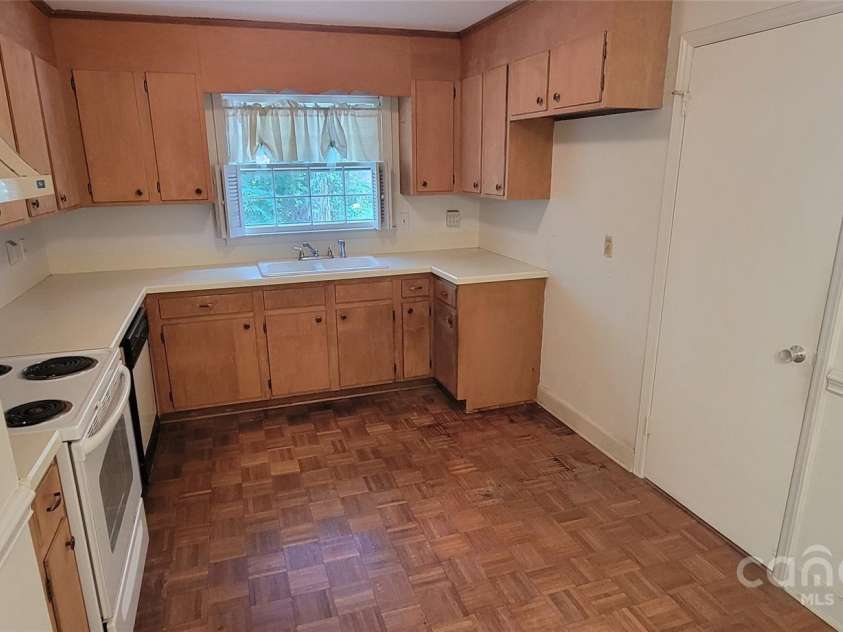 7017 Knightswood Drive, Charlotte, NC 28226.  MLS# CAR4271062, YatesRealty ID 23199. 