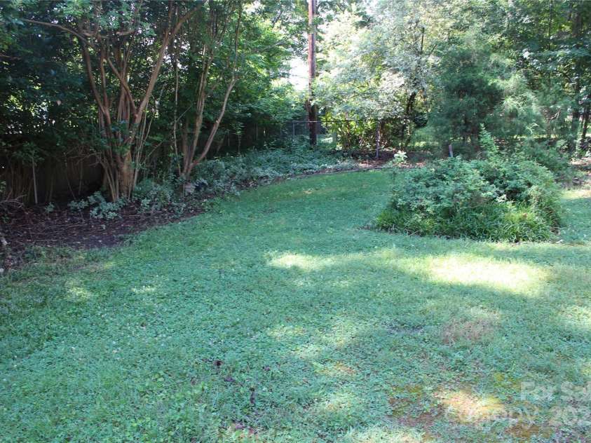 7017 Knightswood Drive, Charlotte, NC 28226.  MLS# CAR4271062, YatesRealty ID 23199. 