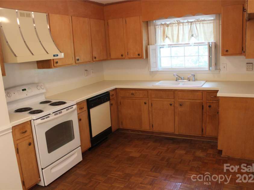 7017 Knightswood Drive, Charlotte, NC 28226.  MLS# CAR4271062, YatesRealty ID 23199. 