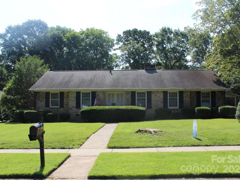 7017 Knightswood Drive, Charlotte, NC 28226.  MLS# CAR4271062, YatesRealty ID 23199. 