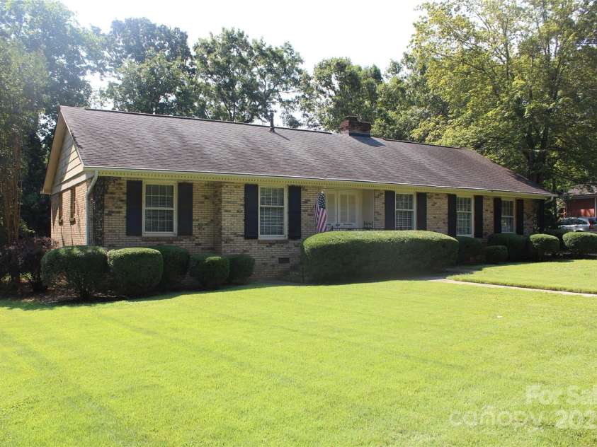 7017 Knightswood Drive, Charlotte, NC 28226.  MLS# CAR4271062, YatesRealty ID 23199. 