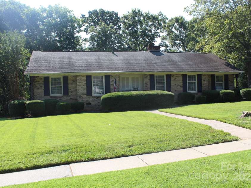 7017 Knightswood Drive, Charlotte, NC 28226.  MLS# CAR4271062, YatesRealty ID 23199. 