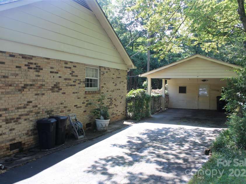 7017 Knightswood Drive, Charlotte, NC 28226.  MLS# CAR4271062, YatesRealty ID 23199. 