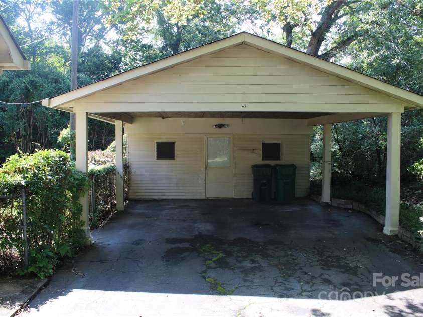 7017 Knightswood Drive, Charlotte, NC 28226.  MLS# CAR4271062, YatesRealty ID 23199. 