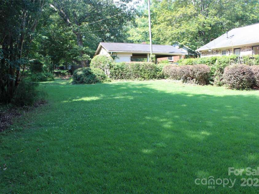 7017 Knightswood Drive, Charlotte, NC 28226.  MLS# CAR4271062, YatesRealty ID 23199. 