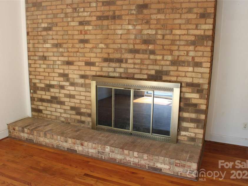 7017 Knightswood Drive, Charlotte, NC 28226.  MLS# CAR4271062, YatesRealty ID 23199. 