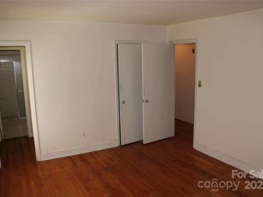 7017 Knightswood Drive, Charlotte, NC 28226.  MLS# CAR4271062, YatesRealty ID 23199. 