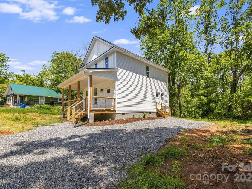 156 Mingus Hill Road, Canton, NC 28716.  MLS# CAR4264048, YatesRealty ID 23200. 