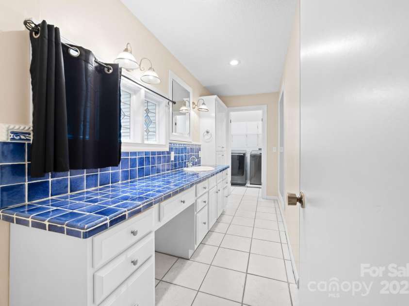 512 Saint Cloud Drive, Statesville, NC 28625.  MLS# CAR4286600, YatesRealty ID 23201. Primary en-suite bath.