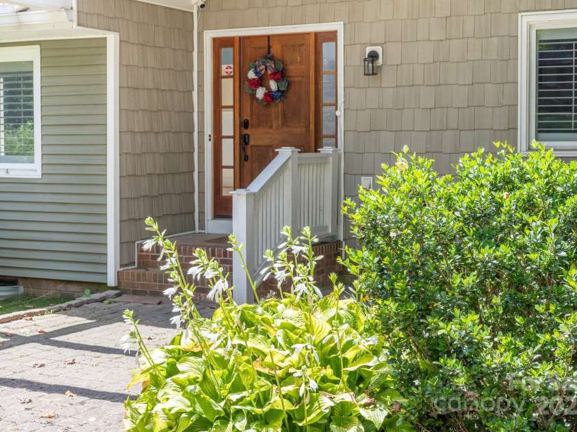 512 Saint Cloud Drive, Statesville, NC 28625.  MLS# CAR4286600, YatesRealty ID 23201. Welcome home!