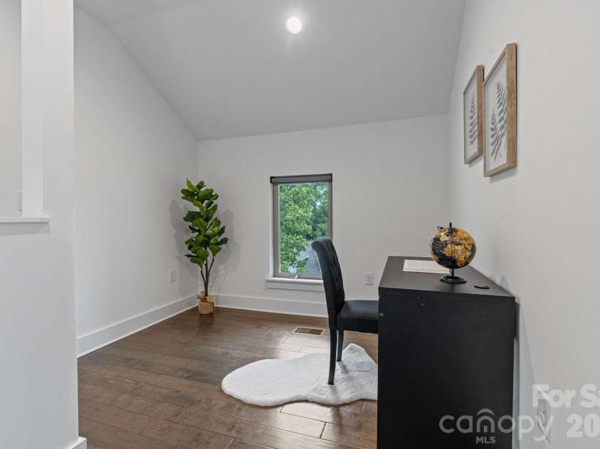 1500 Kenilworth Avenue, Charlotte, NC 28203.  MLS# CAR4381078, YatesRealty ID 23202. Loft/office nook on third floor