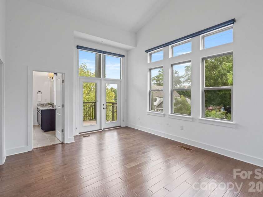 1500 Kenilworth Avenue, Charlotte, NC 28203.  MLS# CAR4381078, YatesRealty ID 23202. Third level primary suite