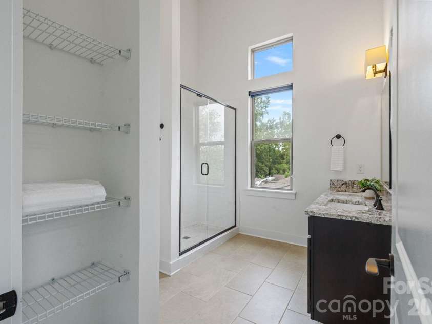 1500 Kenilworth Avenue, Charlotte, NC 28203.  MLS# CAR4381078, YatesRealty ID 23202. Third level primary suite with full bathroom