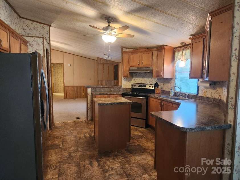 2461 Ridgecrest Drive, Stanley, NC 28164.  MLS# CAR4263475, YatesRealty ID 23202. KITCHEN