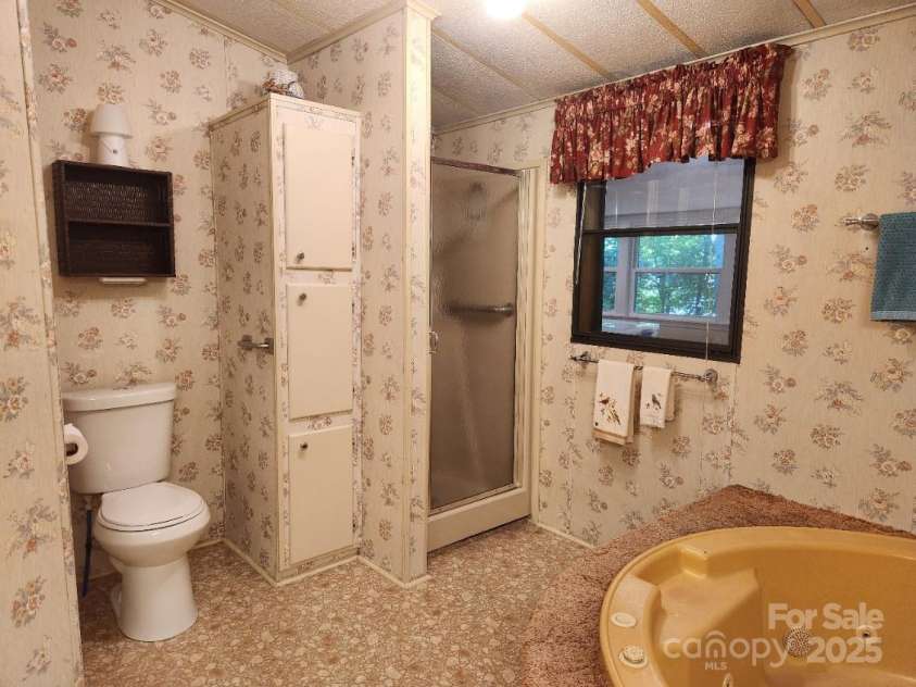 2461 Ridgecrest Drive, Stanley, NC 28164.  MLS# CAR4263475, YatesRealty ID 23202. PRIMARY FULL BATH