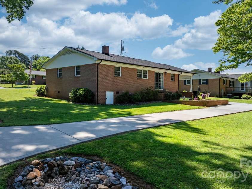 135 Burton Hills Circle, Gastonia, NC 28054.  MLS# CAR4269810, YatesRealty ID 23203. 