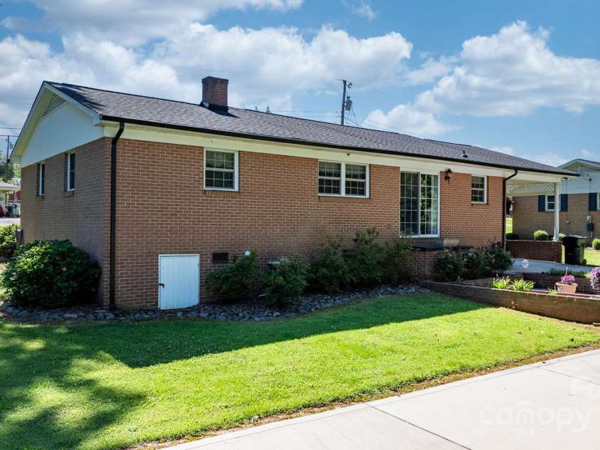 135 Burton Hills Circle, Gastonia, NC 28054.  MLS# CAR4269810, YatesRealty ID 23203. 
