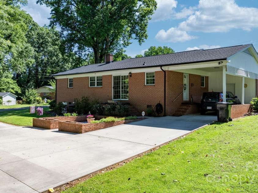 135 Burton Hills Circle, Gastonia, NC 28054.  MLS# CAR4269810, YatesRealty ID 23203. 