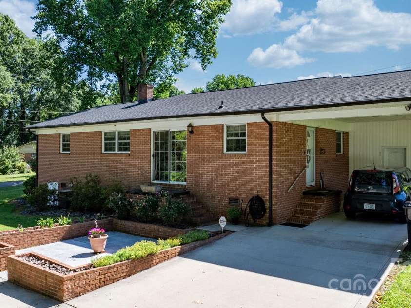 135 Burton Hills Circle, Gastonia, NC 28054.  MLS# CAR4269810, YatesRealty ID 23203. 