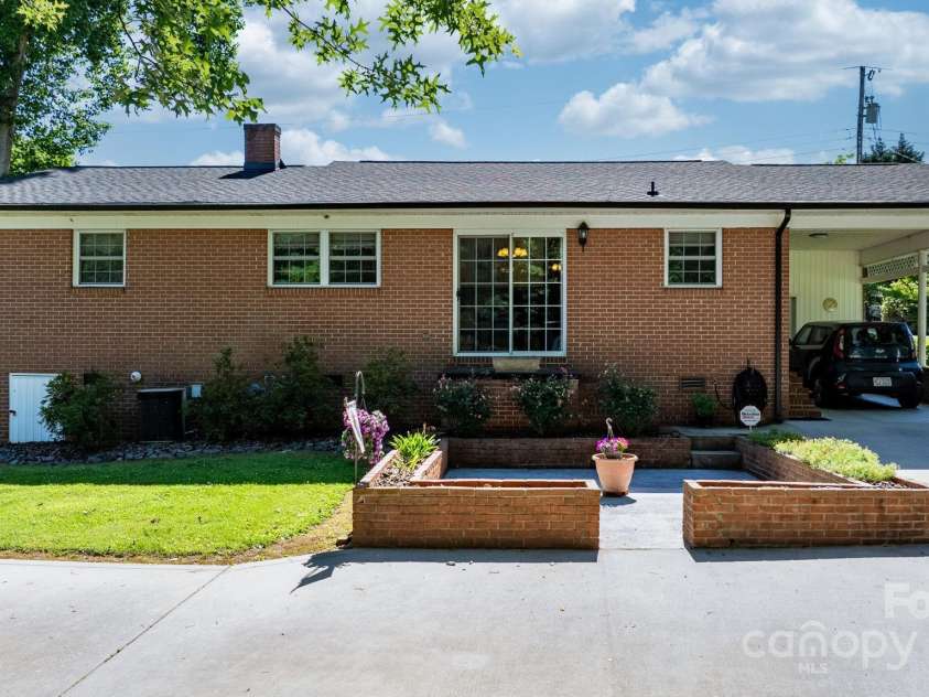 135 Burton Hills Circle, Gastonia, NC 28054.  MLS# CAR4269810, YatesRealty ID 23203. 