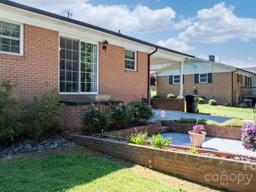 135 Burton Hills Circle, Gastonia, NC 28054.  MLS# CAR4269810, YatesRealty ID 23203. 