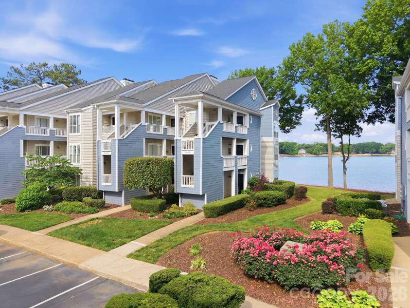 913 Southwest Drive, Davidson, NC 28036.  MLS# CAR4380934, YatesRealty ID 23205. 