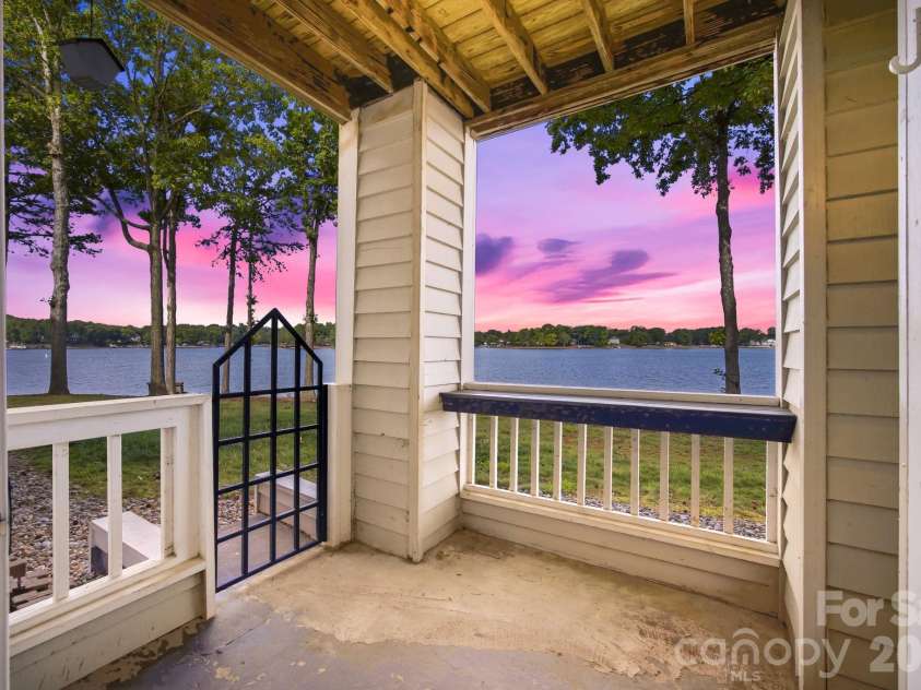 913 Southwest Drive, Davidson, NC 28036.  MLS# CAR4380934, YatesRealty ID 23205. 