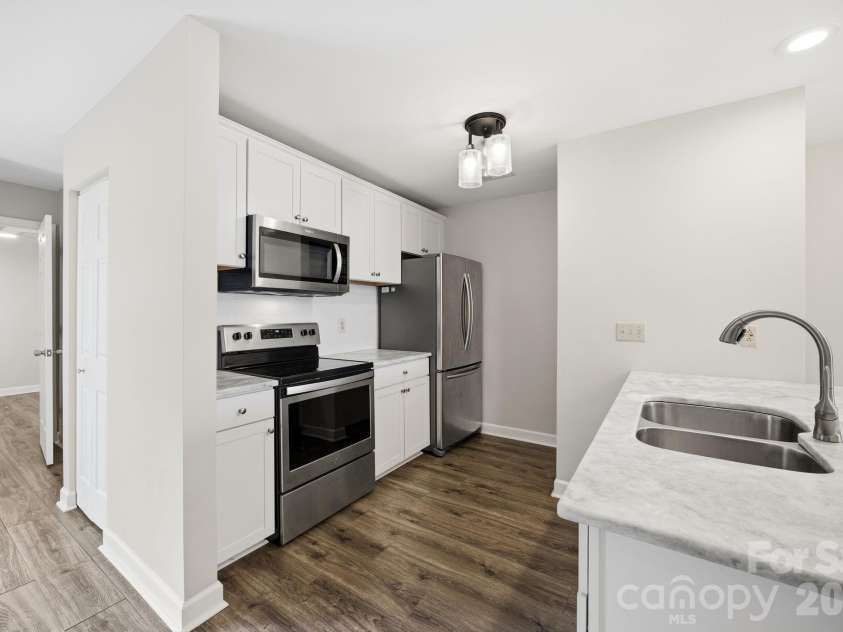 913 Southwest Drive, Davidson, NC 28036.  MLS# CAR4380934, YatesRealty ID 23205. 