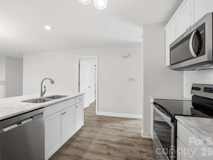 913 Southwest Drive, Davidson, NC 28036.  MLS# CAR4380934, YatesRealty ID 23205. 