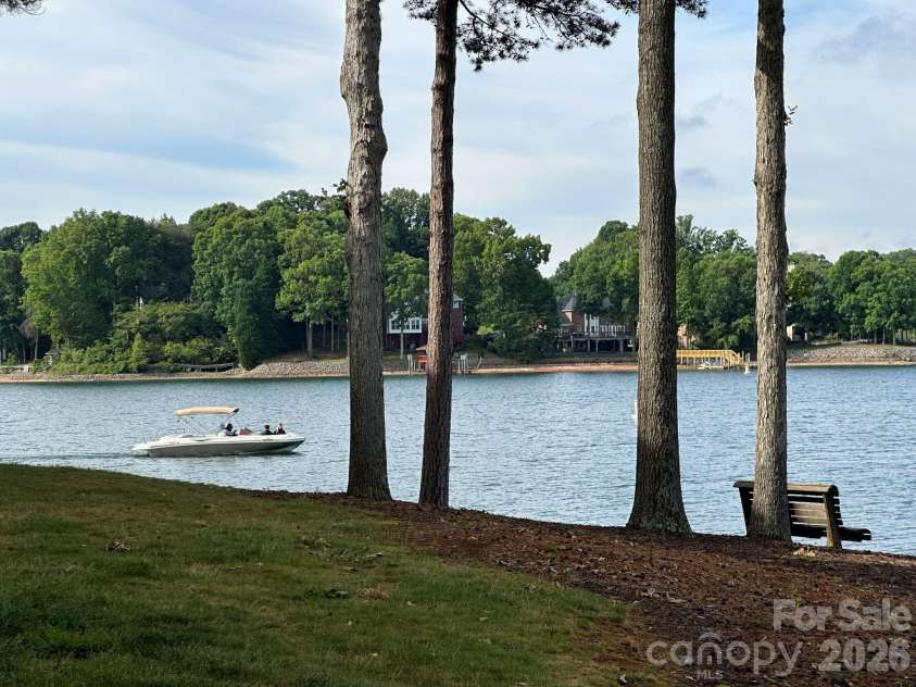 913 Southwest Drive, Davidson, NC 28036.  MLS# CAR4380934, YatesRealty ID 23205. 