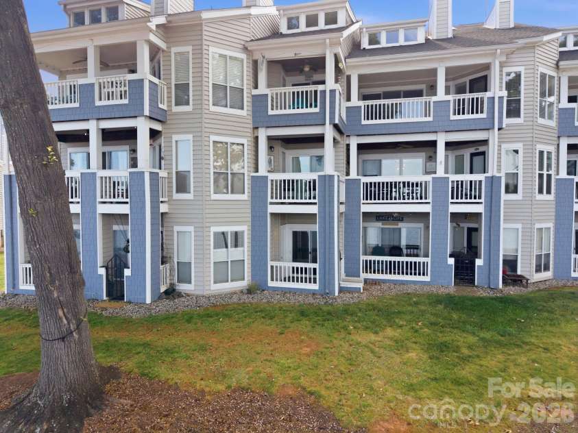 913 Southwest Drive, Davidson, NC 28036.  MLS# CAR4380934, YatesRealty ID 23205. 